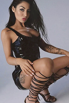 Calla Escortservice Berlín mujer madura y esbelta disfruta de un beso francés hormigueante durante una elegante aventura