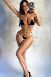 Floria La puta escort Floria tiene una gran figura y practica sexo con parejas en Berlín