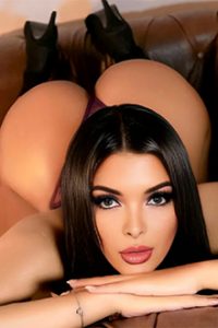 Encarga Escort Avena en Berlín a domicilio para eyacular sobre sus grandes nalgas